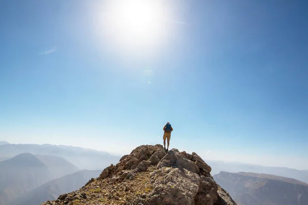 Uzun Yürüyüşe Çıkan Kimse Üstünde Belgili Tanımlık Dağ Tepe — Stok fotoğraf
