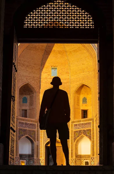 Турист Возле Древнего Исторического Здания Узбекистана — стоковое фото