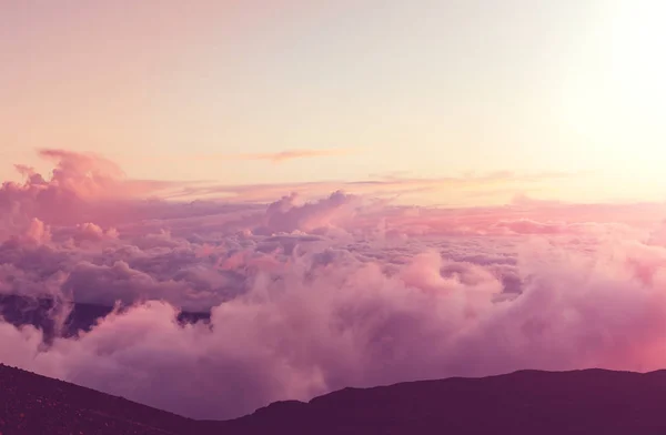 Piękny Widok Nad Chmurami Górach — Zdjęcie stockowe