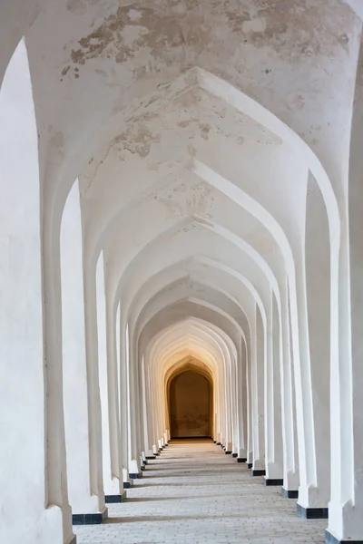 Archi Arabi Bianchi Nella Moschea Kolon Bukhara Uzbekistan Asia Centrale — Foto Stock