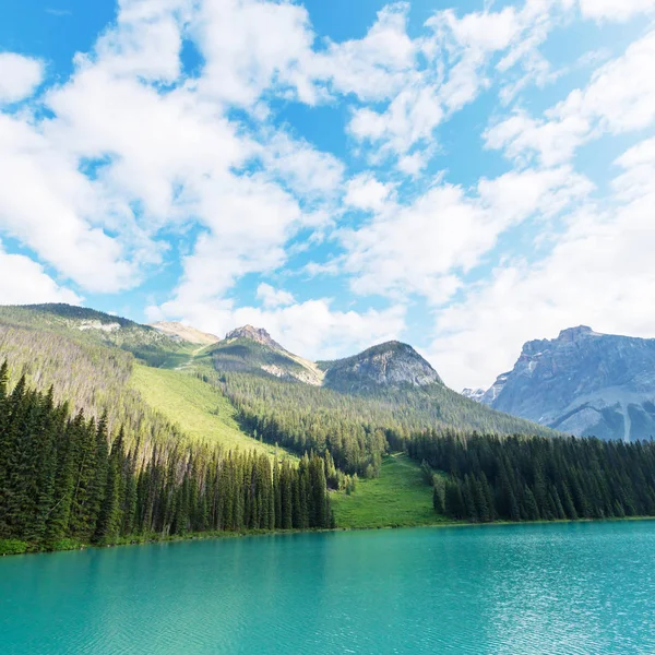 Huzur Zümrüt Gölü Yoho Ulusal Parkı, Kanada. Instagram filtresi