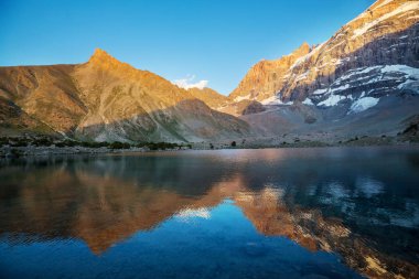 Güzel sakin göl Fann dağlarında Tacikistan (Pamir Şubesi).