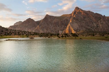 Tacikistan 'daki Fanns dağlarındaki güzel sakin göl (Pamir' in kolu).