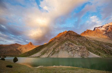 Tacikistan 'daki Fanns dağlarındaki güzel sakin göl (Pamir' in kolu).
