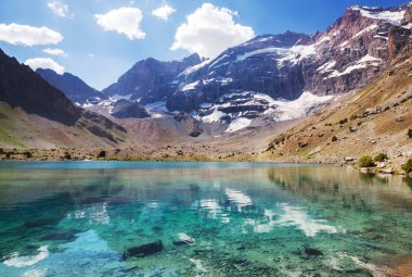 Tacikistan 'daki Fanns dağlarındaki güzel sakin göl (Pamir' in kolu).