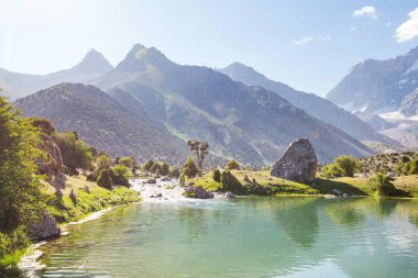 Tacikistan 'daki Fanns dağlarındaki güzel sakin göl (Pamir' in kolu).