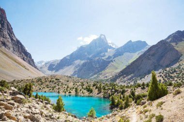 Tacikistan 'daki Fanns dağlarındaki güzel sakin göl (Pamir' in kolu).