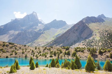 Tacikistan 'daki Fanns dağlarındaki güzel sakin göl (Pamir' in kolu).