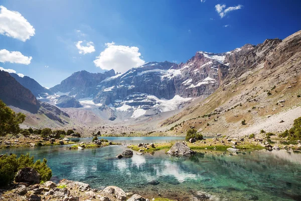 タジキスタンのファン山 パミール高原の枝 の美しい穏やかな湖 — ストック写真