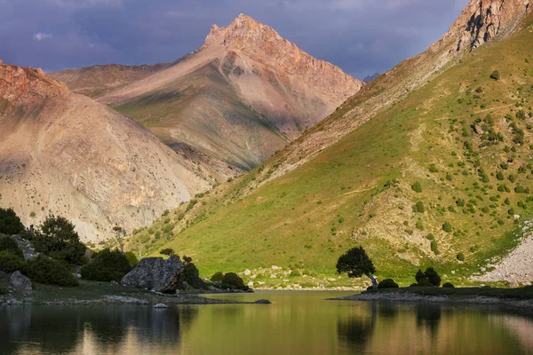 Beau Lac Serein Dans Les Montagnes Fanns Branche Pamir Tadjikistan — Photo