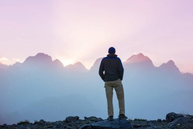Yolculuk zamanı. Tacikistan, Pamir 'deki güzel Fann dağlarında yürüyüş yapan bir adam. Orta Asya.