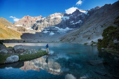 Yolculuk zamanı. Tacikistan, Pamir 'deki güzel Fann dağlarında yürüyüş yapan bir adam. Orta Asya.