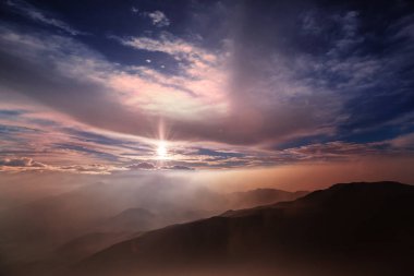 Haleakala yanardağında güzel bir gün doğumu sahnesi, Maui adası, Hawaii