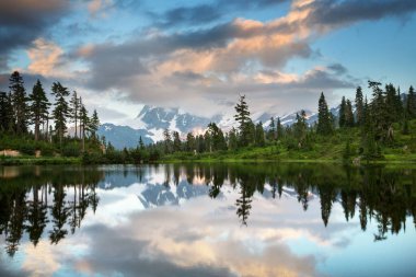 Washington, ABD 'de Shuksan Dağı yansımalı Scenic Picture Gölü