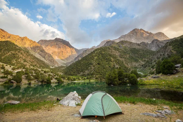 Vándorlás Ideje Ember Túrázás Gyönyörű Fann Hegyek Pamir Tádzsikisztán Közép — Stock Fotó