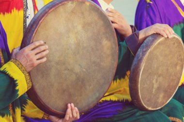 Özbek halk vurmalı müzik aleti Doyra