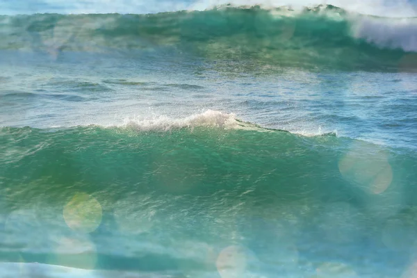 Blaue Welle Strand Hintergrund Und Sonnenlicht Verschwimmen Friedlicher Natürlicher Hintergrund — Stockfoto