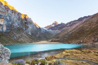 Cordillera Huayhuash, Peru, Güney Amerika 'daki güzel dağ manzaraları