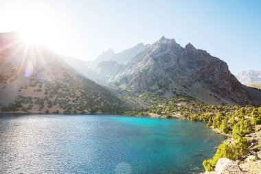 Tacikistan 'daki Fanns dağlarındaki güzel sakin göl (Pamir' in kolu).