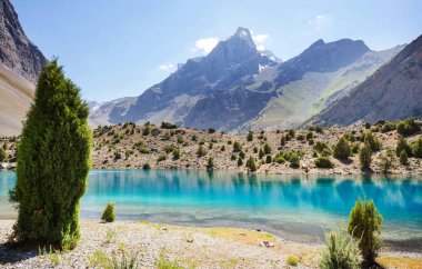 Tacikistan 'daki Fanns dağlarındaki güzel sakin göl (Pamir' in kolu).