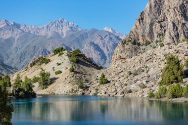 Tacikistan 'daki Fanns dağlarındaki güzel sakin göl (Pamir' in kolu).