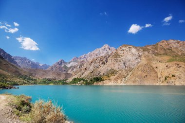 Tacikistan 'daki Fanns dağlarındaki güzel sakin göl (Pamir' in kolu).