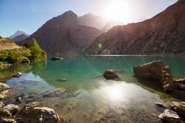 Tacikistan 'daki Fanns dağlarındaki güzel sakin göl (Pamir' in kolu).