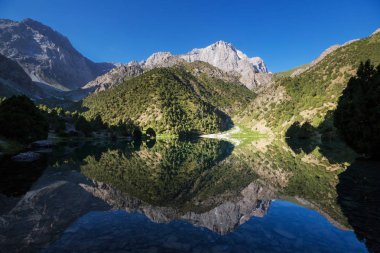 Tacikistan 'daki Fanns dağlarındaki güzel sakin göl (Pamir' in kolu).