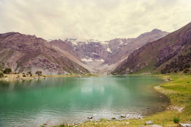 Tacikistan 'daki Fanns dağlarındaki güzel sakin göl (Pamir' in kolu).