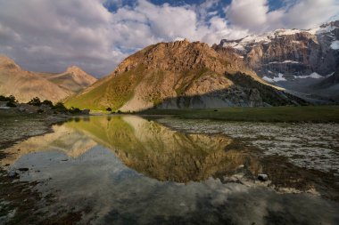 Tacikistan 'daki Fanns dağlarındaki güzel sakin göl (Pamir' in kolu).