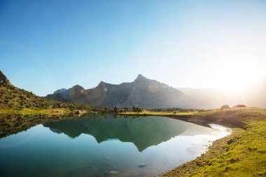 Tacikistan 'daki Fanns dağlarındaki güzel sakin göl (Pamir' in kolu).