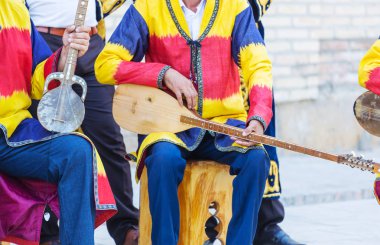 Özbek halk vurmalı müzik aleti Doyra
