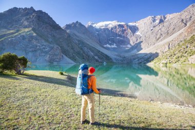 Yolculuk zamanı. Tacikistan, Pamir 'deki güzel Fann dağlarında yürüyüş yapan bir adam. Orta Asya.