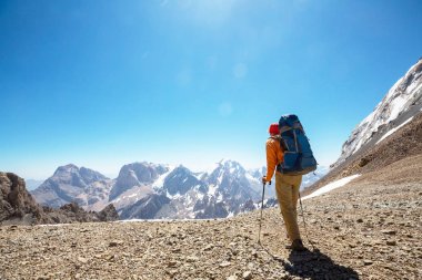 Yolculuk zamanı. Tacikistan, Pamir 'deki güzel Fann dağlarında yürüyüş yapan bir adam. Orta Asya.