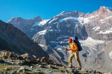 Yolculuk zamanı. Tacikistan, Pamir 'deki güzel Fann dağlarında yürüyüş yapan bir adam. Orta Asya.