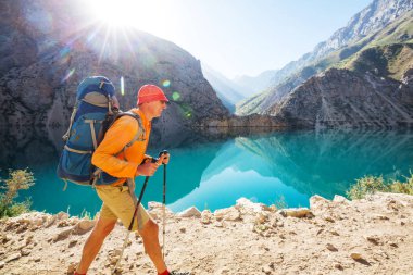 Yolculuk zamanı. Tacikistan, Pamir 'deki güzel Fann dağlarında yürüyüş yapan bir adam. Orta Asya.