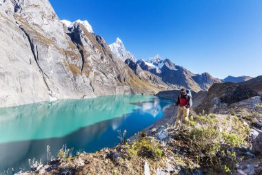 Cordillera dağlarında yürüyüş sahnesi, Peru