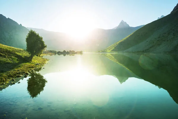 Belo Lago Sereno Nas Montanhas Fanns Ramo Pamir Tajiquistão — Fotografia de Stock