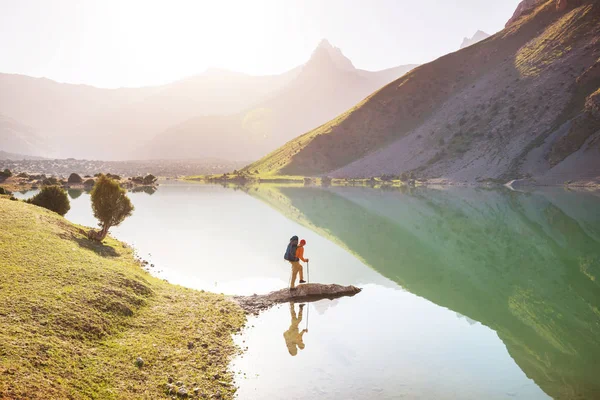 Wanderlust Tijd Man Wandelen Het Prachtige Fann Gebergte Pamir Tadzjikistan — Stockfoto