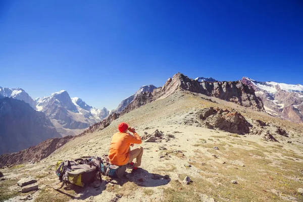 Vándorlás Ideje Ember Túrázás Gyönyörű Fann Hegyek Pamir Tádzsikisztán Közép — Stock Fotó