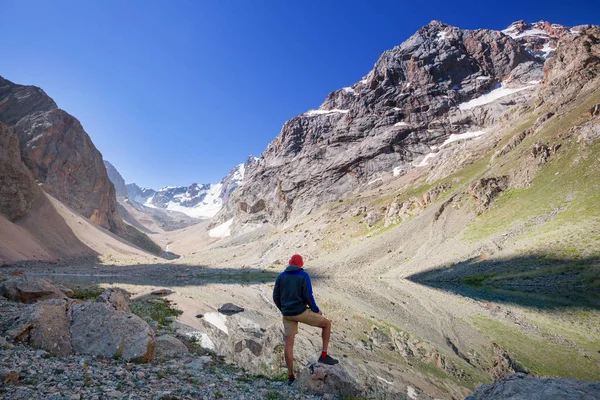 Hora Vagar Hombre Excursión Las Hermosas Montañas Fann Pamir Tayikistán — Foto de Stock