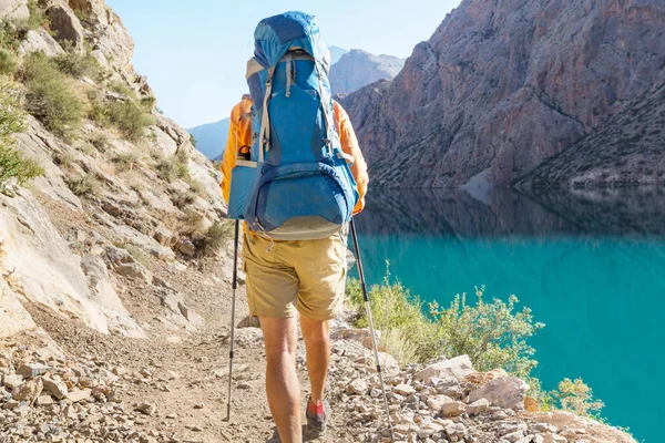 Yolculuk Zamanı Tacikistan Pamir Deki Güzel Fann Dağlarında Yürüyüş Yapan — Stok fotoğraf