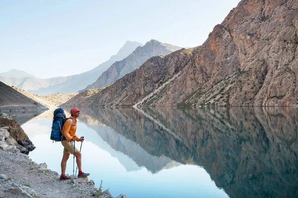 Yolculuk Zamanı Tacikistan Pamir Deki Güzel Fann Dağlarında Yürüyüş Yapan — Stok fotoğraf