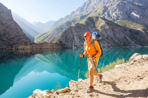 Wanderlust Tijd Man Wandelen Het Prachtige Fann Gebergte Pamir Tadzjikistan — Stockfoto