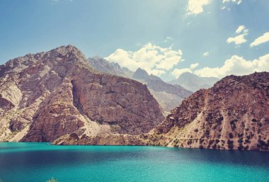 Tacikistan 'daki Fanns dağlarındaki güzel sakin göl (Pamir' in kolu).