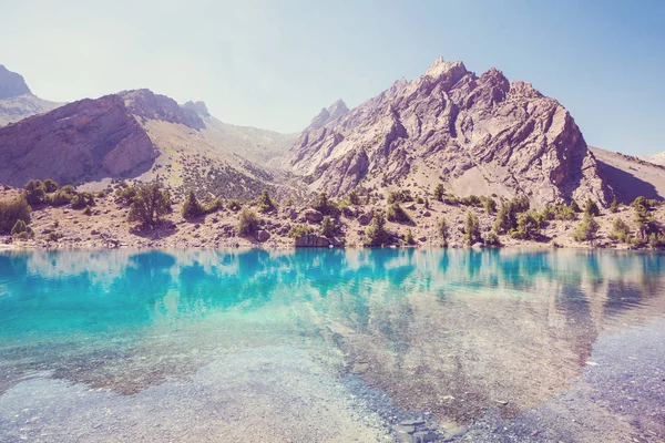 タジキスタンのファンズ山脈 Pamir の美しい穏やかな湖 — ストック写真
