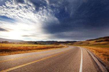 Renkli sonbahar sahne güneşli sabah de kırsal yol