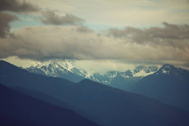 Dağlarda güzel bir sabah manzarası. Gün doğumunda sis.