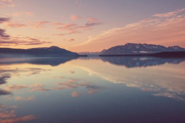 Alaska tundrasında dinginlik gölü