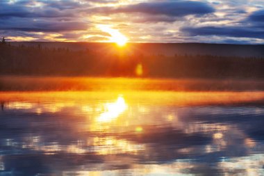 Gün batımı göl sahnesinde